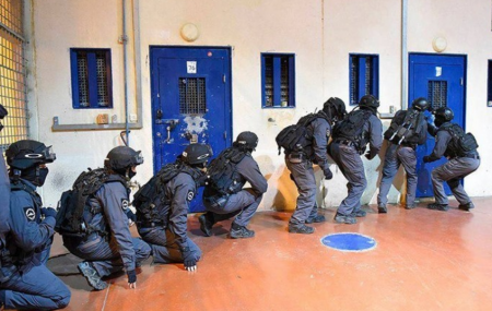 قوات كبيرة تقتحم قسم 12 في عوفر